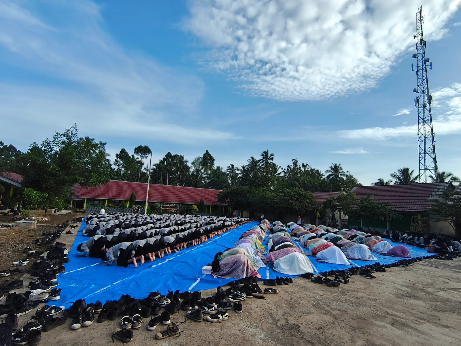 Kegiatan siswa di lingkungan madrasah