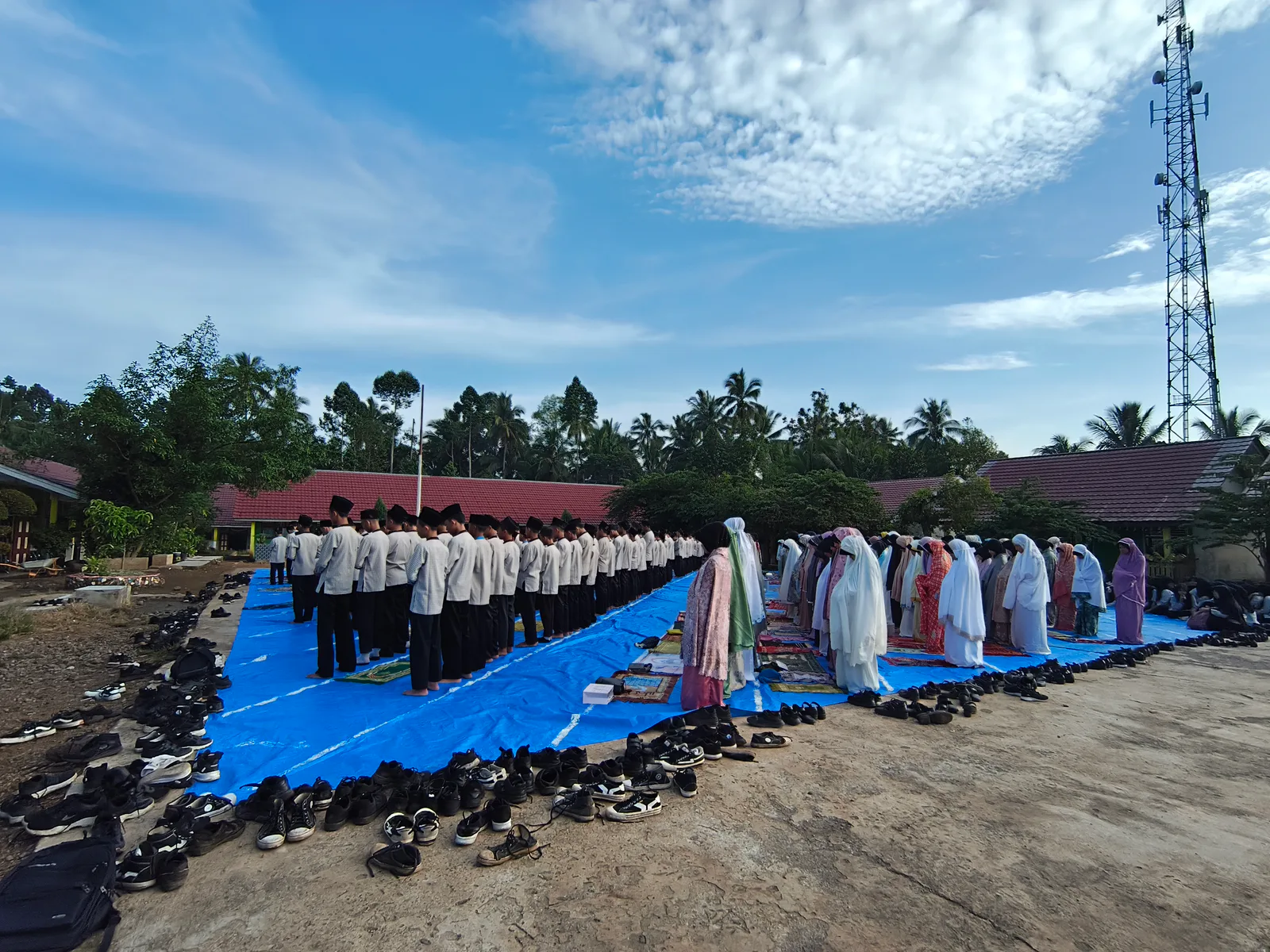 Kegiatan salat berjamaah di madrasah